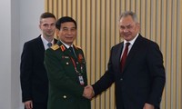 Bộ trưởng Quốc phòng Việt Nam Phan Văn Giang và Bộ trưởng Quốc phòng Nga Sergei Shoigu trong cuộc gặp ngày 15/8. (Ảnh: Báo Nhân dân)
