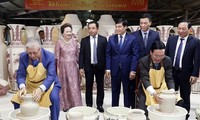 Chủ tịch nước Võ Văn Thưởng cùng Tổng thống Kazakhstan thử làm gốm Chu Đậu