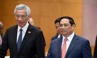 Thủ tướng Phạm Minh Chính và Thủ tướng Singapore Lý Hiển Long tiến vào lễ ký kết các văn kiện hợp tác sáng 28/8. (Ảnh: Như Ý)