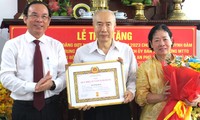 Nguyên Chủ tịch Uỷ ban Trung ương MTTQ Việt Nam Huỳnh Đảm nhận Huy hiệu 55 năm tuổi Đảng