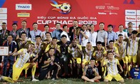 Khoảnh khắc Đông Á Thanh Hóa lần thứ hai nâng Siêu cúp Bóng đá Quốc gia