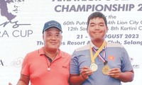Nguyễn Đức Sơn luôn có sự đồng hành của bố ở mọi giải golf