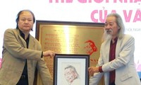 Đại diện gia đình nhạc sĩ nhận tranh khắc đồng bản nhạc bài hát Mùa xuân đầu tiên của nhạc sĩ Văn Cao. Ảnh: HÀ NAM