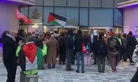 Những người biểu tình tập trung bên ngoài tòa nhà The Wave thuộc Đại học Sheffield.