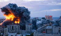 Nhiều tòa nhà ở Dải Gaza bị san phẳng sau các cuộc ném bom của Israel. (Ảnh: Anadolu)