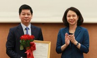 Bà Vũ Thu Hà, Phó Chủ tịch UBND thành phố trao Quyết định điều động, bổ nhiệm chức vụ Phó Giám đốc Sở GD&ĐT cho bà Vương Hương Giang.