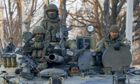 Lính Ukraine bắn súng cối vào các vị trí của Nga bên kia sông Dnipro, vùng Kherson, ngày 11/12. (Ảnh: NYT)