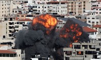 Khói bốc lên ở Dải Gaza trong cuộc tấn công của Israel ngày 7/1. (Ảnh: Reuters)