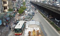 Ùn tắc thường xuyên diễn ra ở đường Nguyễn Xiển do hàng rào công trường dự án xử lý nước thải Yên Xá 