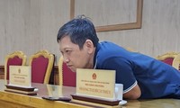 Kiểm sát viên Lê Đắc Thanh trong một lần làm việc với PV Tiền Phong