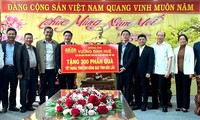 Trao 300 suất quà Tết của Chủ tịch Quốc hội tặng nhân dân các dân tộc tỉnh Đắk Lắk 