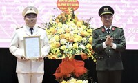 Đại tá Nguyễn Quốc Toản - Giám đốc Công an tỉnh Bắc Giang (bên phải) đã trao quyết định bổ nhiệm Thượng tá Trần Thế Cường giữ chức vụ Phó Giám đốc Công an tỉnh.