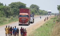Trẻ em địa phương chạy cùng anh Kato qua Zambia 