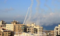 Loạt tên lửa và máy bay không người lái do Iran phóng vào Israel ngày 13/4. (Ảnh: Al Jazeera)