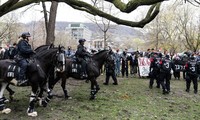 Cảnh sát giám sát người biểu tình ủng hộ Palestine đang tập trung trong khuôn viên Đại học McGill ở Canada ngày 2/5. Ảnh: AP
