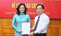 Bà Nguyễn Thị Hường (bìa trái) nhận quyết định từ lãnh đạo Tỉnh ủy Lạng Sơn. Ảnh: Duy Chiến 