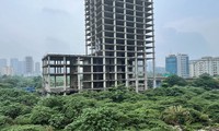Tòa tháp 31 tầng của Tổng Cty Xi măng Việt Nam được đầu tư cả nghìn tỷ đồng nhưng bị bỏ hoang nhiều năm tại Hà Nội Ảnh: Minh Tuấn