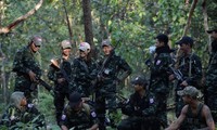 Các thành viên của nhóm nổi dậy KLNA tuần tra trên con đường ở thị trấn Myawaddy, khu vực giáp biên giới với Thái Lan, ngày 15/4. (Ảnh: Reuters)