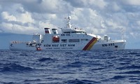 Tàu Kiểm ngư KN - 491 đưa đoàn công tác ra Trường Sa. Ảnh: Nguyễn Tuấn