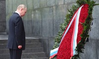 Tổng thống Nga Vladimir Putin vào Lăng viếng Chủ tịch Hồ Chí Minh