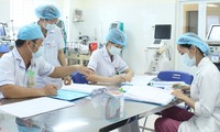 Nhân viên y tế đang phấn khởi với cơ chế cải cách tiền lương, tuy nhiên trên thực tế nhiều khoản thu nhập tăng thêm sẽ bị cắt giảm ảnh: Vân Sơn 