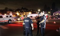 Cảnh sát đứng ở bến phà ở Steilacoom, bang Washington gần nơi Lực lượng Tuần duyên Mỹ cho biết đang ứng cứu một vụ đâm máy bay. Ảnh: AP.