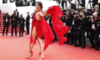 Alessandra Ambrosio mặc váy xẻ tứ tung, hớ hênh trên thảm đỏ Cannes ngày 2