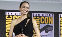 Angelina Jolie mặc đầm lệch vai xinh đẹp, xác nhận tham gia Eternals của Marvel