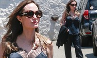 Angelina Jolie lại &apos;thả rông&apos; vòng 1 trên phố