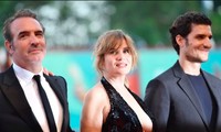 Nữ diễn viên 53 tuổi xuất hiện gợi cảm tại buổi công chiếu J'Accuse (An Officer and a Spy) cùng 2 nam diễn viên Louis Garrel (phải) và Jean Dujardin trong ngày thứ 3 LHP Venice.