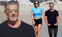 &apos;Huyền thoại Rambo&apos; Sylvester Stallone cơ bắp cuồn cuộn ở tuổi 74, dạo biển cùng vợ con