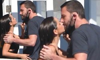 Ben Affleck đắm say hôn bạn gái mới trong khi vợ cũ bị nghi hẹn hò Bradley Cooper