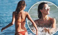 Cựu &apos;thiên thần nội y&apos; Alessandra Ambrosio sexy đầy mê hoặc ở biển