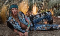 Mỹ nhân Hà Lan &apos;thả rông&apos; táo bạo, hút ánh nhìn với phong cách hippie 
