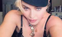 Madonna gây tranh cãi với loạt ảnh selfie mới trên Instagram.