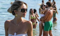 Nàng mẫu Delilah Hamlin diện bikini buộc dây, liên tục ôm ấp bạn trai ở biển