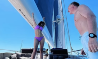 &apos;Bom gợi cảm&apos; Salma Hayek tung ảnh bikini trên du thuyền cùng chồng tỷ phú
