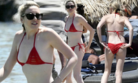 Sao truyền hình Mỹ khoe body trắng sứ với bikini đỏ rực ở biển