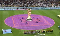 Mô hình Cup vô địch của FIFA được trình diễn trước trận đấu khai màn World Cup 2022 giữa đội chủ nhà Qatar và Ecuador trên sân Al-Bayt ở Al Khor, Qatar ngày 20/11/2022. Ảnh: AFP/TTXVN