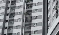 Cháy căn hộ chung cư ở TPHCM, hàng trăm người dân ôm đồ sơ tán