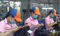 Nhiều công nhân ở Đồng Nai đang "ngóng" thưởng Tết (Ảnh: Trịnh Thể)