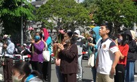 Người dân TPHCM &apos;đội nắng&apos; đi lễ chùa sớm trước Rằm tháng Giêng