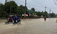 Mưa lớn ở Đồng Nai, đường ngập sâu khiến hàng loạt xe chết máy