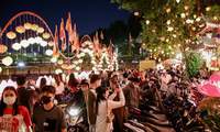 Ngôi chùa trang trí hơn 1.500 lồng đèn thu hút người dân ở TPHCM