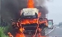 Xe tải cháy ngùn ngụt trên cao tốc Phan Thiết – Dầu Giây
