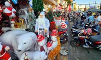 Nhộn nhịp phố bán đồ trang trí Giáng sinh ở TPHCM