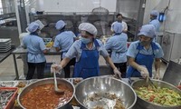 Sau bữa ăn trưa, 94 công nhân Long An nhập viện nghi ngộ độc