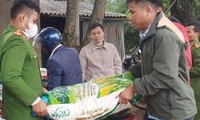 Vụ &apos;hôi của&apos; xe tải bị lật: Người dân giao nộp 106 bao gạo