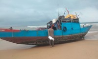 Phát hiện &apos;tàu ma&apos; trôi dạt vào bờ biển Quảng Bình