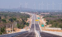 Cận cảnh cao tốc Cam Lâm-Vĩnh Hảo băng qua cánh đồng điện gió sắp thông xe